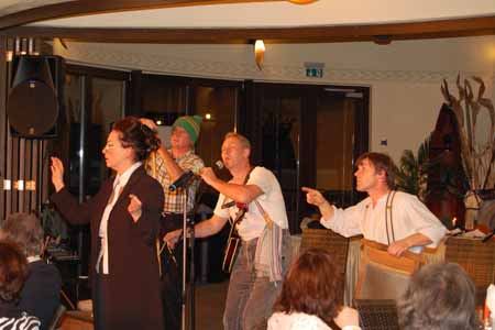 WUNDERLAND Incentives - DINNER SHOW Schwatz deutsch oder schiss Buchstbe