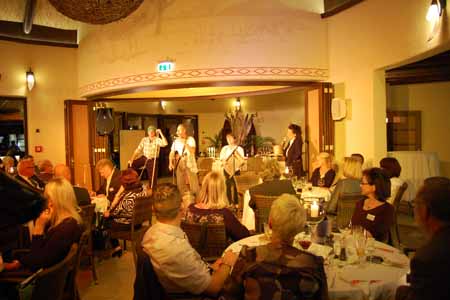 WUNDERLAND Incentives - DINNER SHOW Schwatz deutsch oder schiss Buchstbe