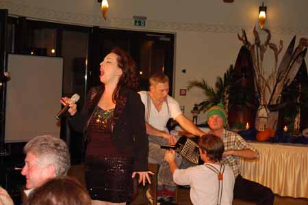 WUNDERLAND Incentives - DINNER SHOW Schwatz deutsch oder schiss Buchstbe